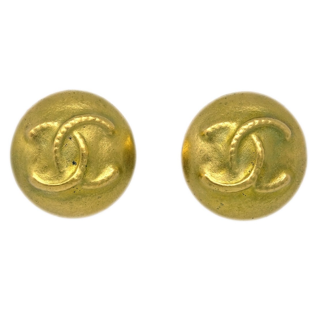 Chanel 95C Gold Plated Clip On Button Earrings: Chanel 95C Gold Plated Clip On Button Earrings Vintage Chanel button clip-on earrings in a round design with a gold-plated finish. Made in France, these earrings feature the classic button style and a