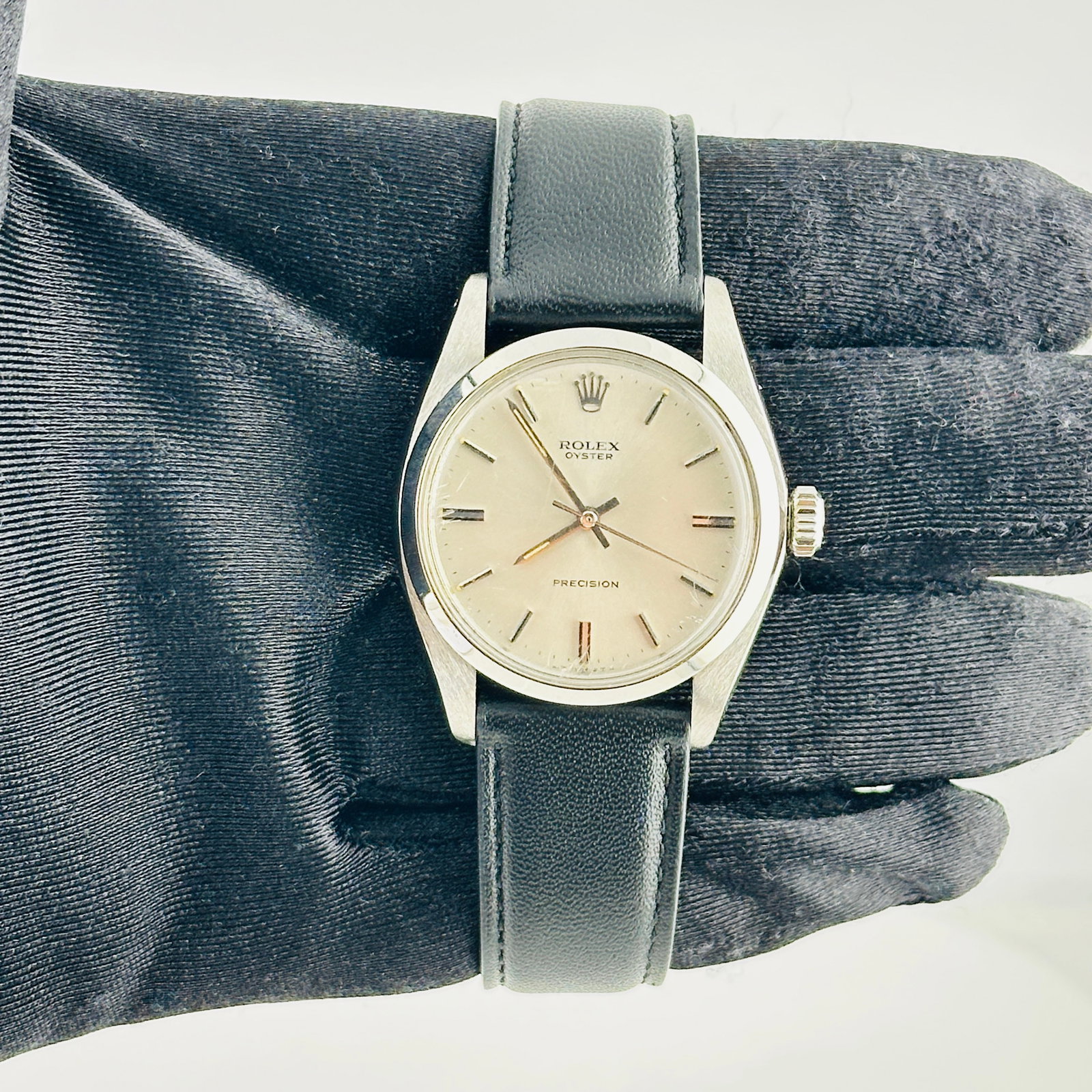 Rolex Oyster Precision Ref 6426 Watch Silver Stick Dial Leather Band: Rolex Oyster Precision Ref 6426 Watch Silver Stick Dial Leather Band Rolex Oyster Precision wristwatch featuring a silver stick dial, smooth bezel, and a generic leather band. This unisex watch is ide