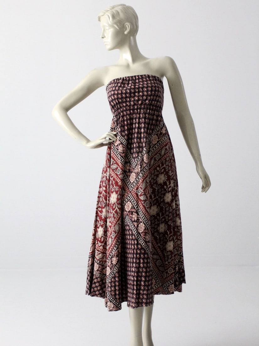 1970s Vintage Bohemian Block Print Dress India Cotton: 1970s Vintage Bohemian Block Print Dress India Cotton Embrace vintage style with this stunning 1970s bohemian block print dress crafted from soft Indian cotton. The dress features a beautiful rust and