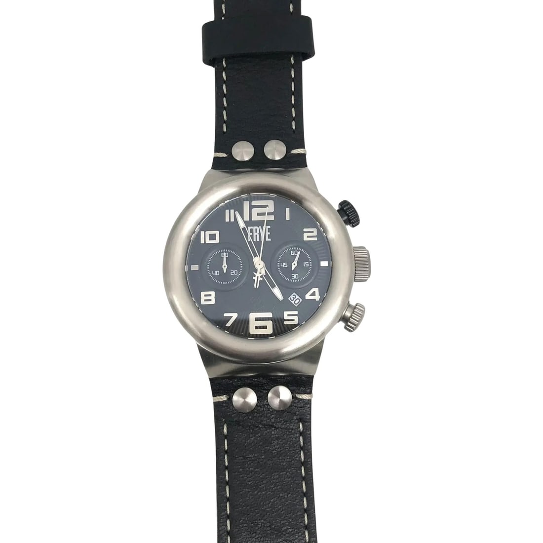 Frye 46mm Stainless Steel Chronograph Quartz Watch Black Dial 245689CST: Frye 46mm Stainless Steel Chronograph Quartz Watch Black Dial 245689CST Introducing the Frye 46mm Stainless Steel Chronograph Men's Quartz Watch, a perfect blend of style and functionality. This casua