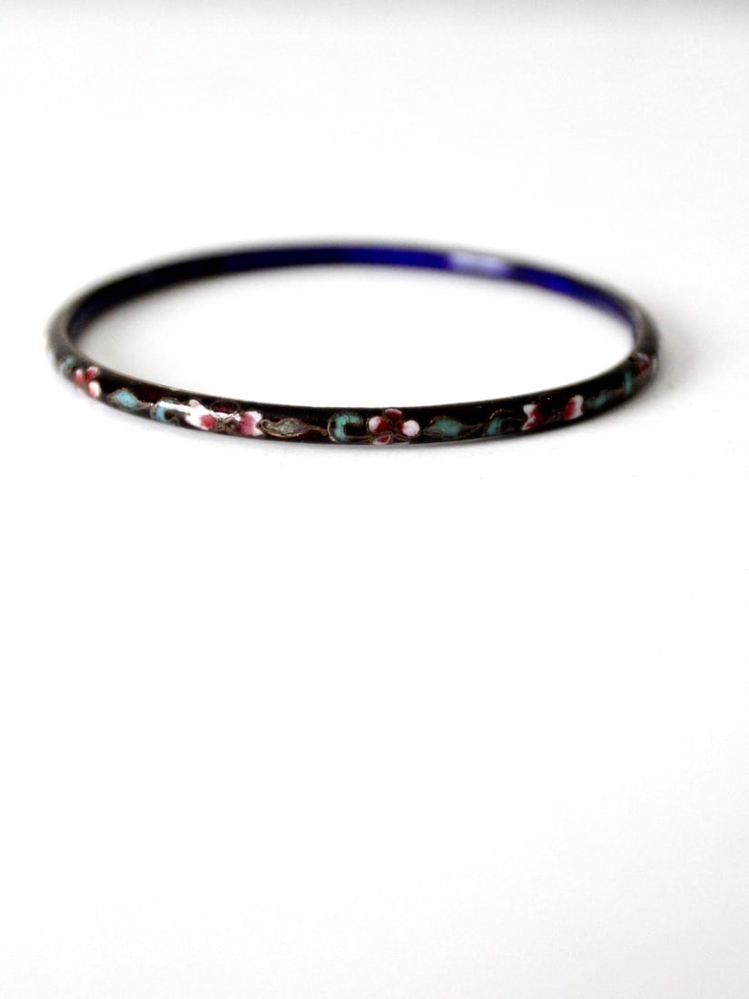 Vintage Cloisonne Black Enamel Bangle Bracelet Floral Design: Vintage Cloisonne Black Enamel Bangle Bracelet Floral Design This vintage cloisonne bangle bracelet showcases a slender black enamel design adorned with a delicate pastel floral motif. The inner band 