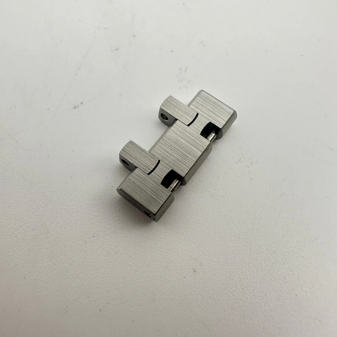18mm Stainless Steel Band Link for Royal Oak Offshore 15400ST: 18mm Stainless Steel Band Link for Royal Oak Offshore 15400ST This unworn Audemars Piguet Royal Oak Offshore band link is crafted from stainless steel and measures 18mm. Designed for men, it is compat