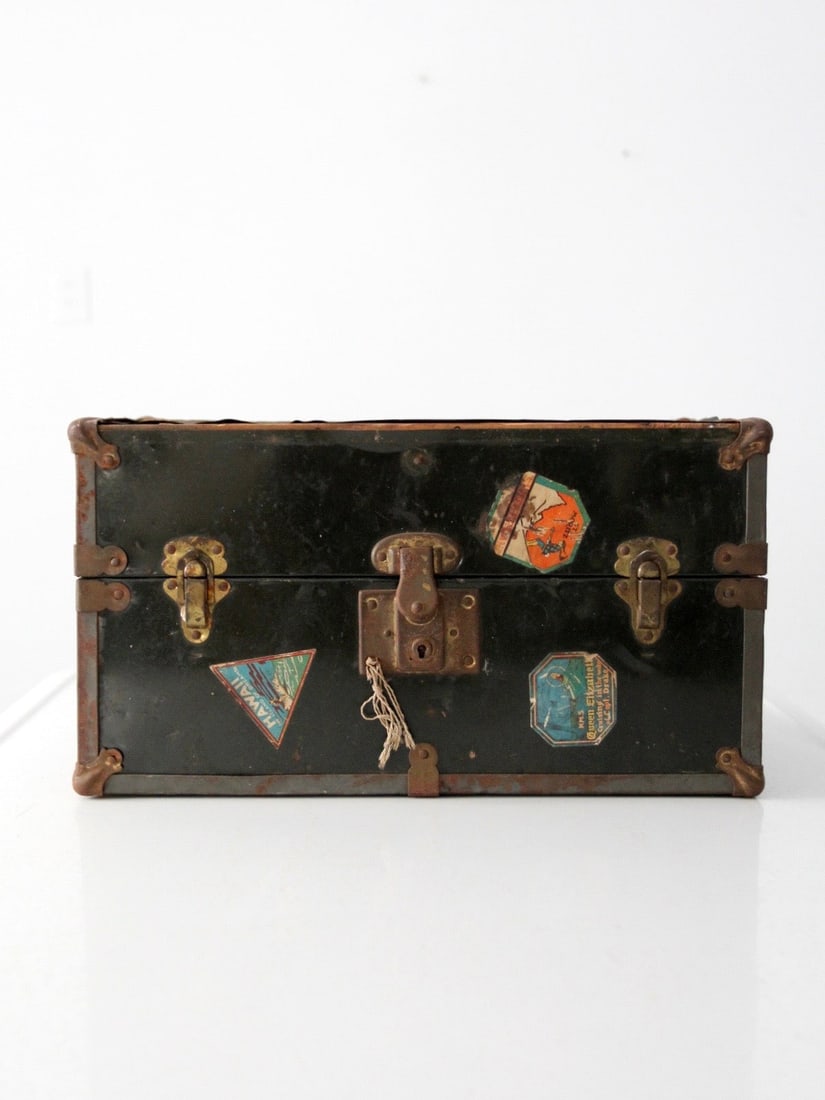Vintage 1930s JC Penney Green Metal Trunk Mary Lu Playthings: Vintage 1930s JC Penney Green Metal Trunk Mary Lu Playthings This charming antique metal trunk from the 1930s is a delightful piece from the Mary Lu Playthings collection by JC Penney Company. Finishe