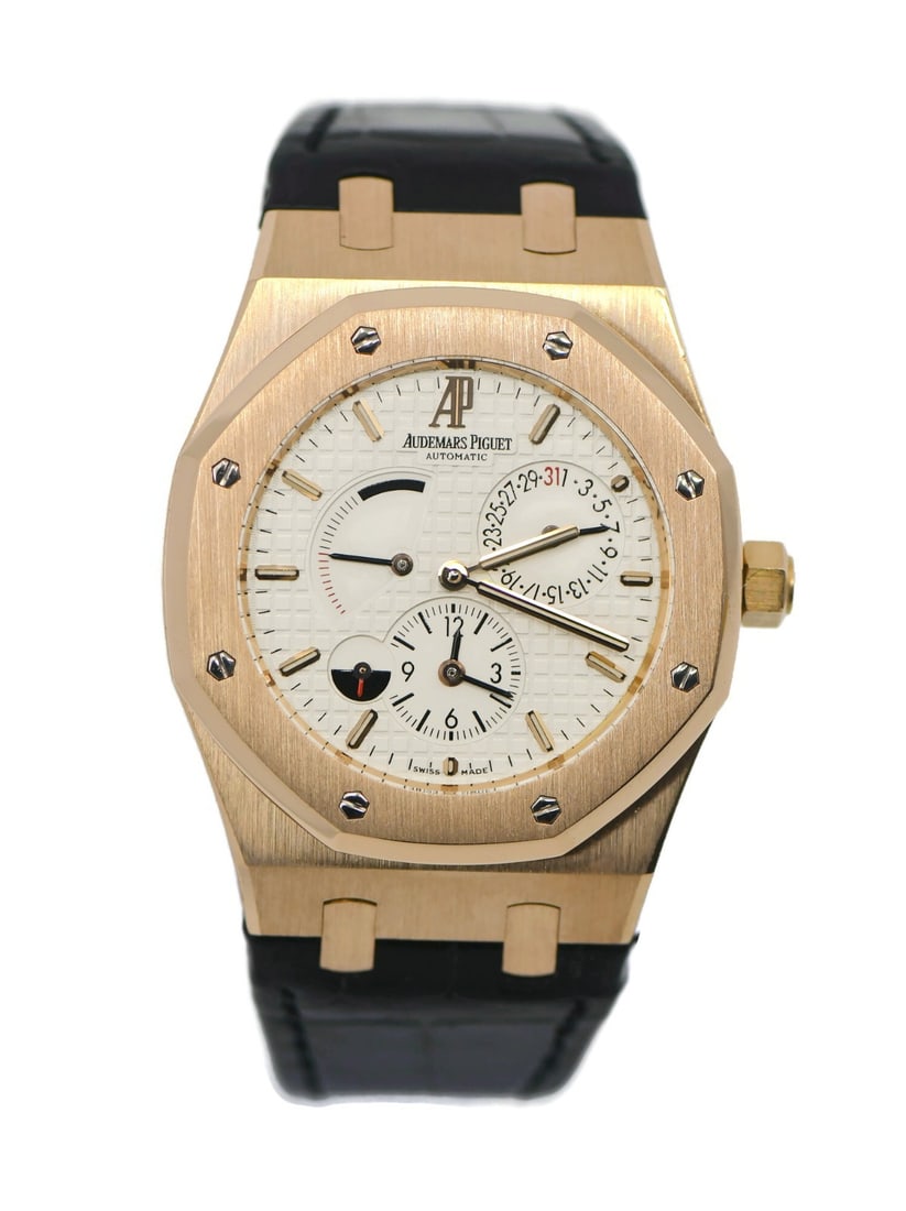 Royal Oak Dual Time 39mm Rose Gold Mens Watch Ref 26120OR with Box: Royal Oak Dual Time 39mm Rose Gold Mens Watch Ref 26120OR with Box The Audemars Piguet Royal Oak Dual Time is a sophisticated men's wristwatch featuring a 39 mm case crafted from 18K rose gold. This t