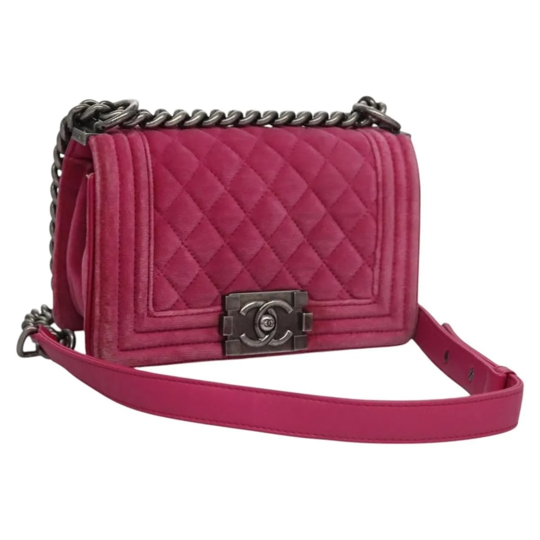 Chanel Boy Flap pink velvet handbag 20cm x 12cm x 3cm: Chanel Boy Flap pink velvet handbag 20cm x 12cm x 3cm This Chanel Boy Flap Bag features a luxurious quilted velvet exterior in pink, complemented by a structured silhouette. Designed for women, it off