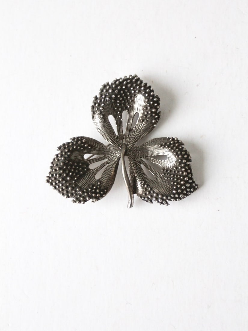 1950s Vintage Lind-Gal Silver Tone Art Deco Brooch: 1950s Vintage Lind-Gal Silver Tone Art Deco Brooch This vintage 1950s Lind-Gal brooch showcases a captivating flora and fauna theme, adorned with dynamic Art Deco details. Crafted from silver tone mat