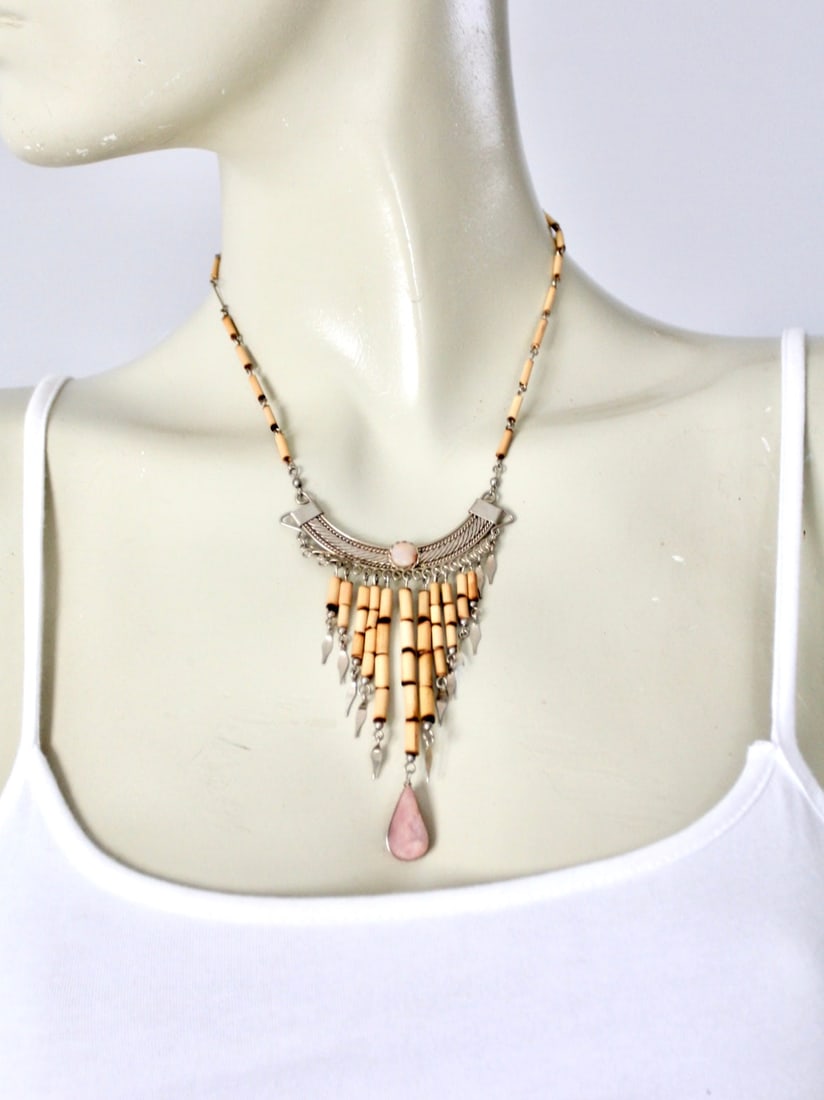 Bohemian Vintage Necklace Pink Quartz Silver Filigree: Bohemian Vintage Necklace Pink Quartz Silver Filigree Discover the charm of this vintage bohemian necklace, perfect for adding a unique touch to your style. This hippie-inspired piece features slender