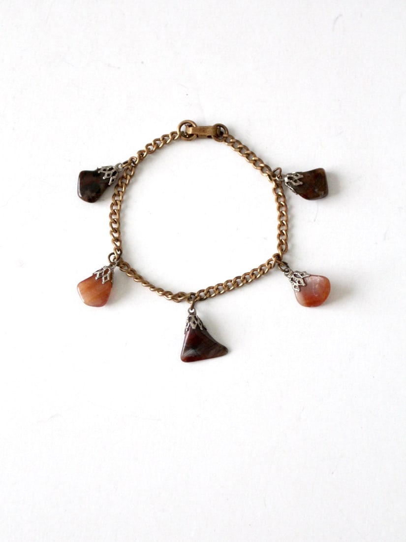 Vintage Agate Charm Bracelet Gold Tone Chain 5 Charms: Vintage Agate Charm Bracelet Gold Tone Chain 5 Charms This vintage agate charm bracelet features a stylish gold tone link chain adorned with five polished stone charms. Three of the charms are dark br