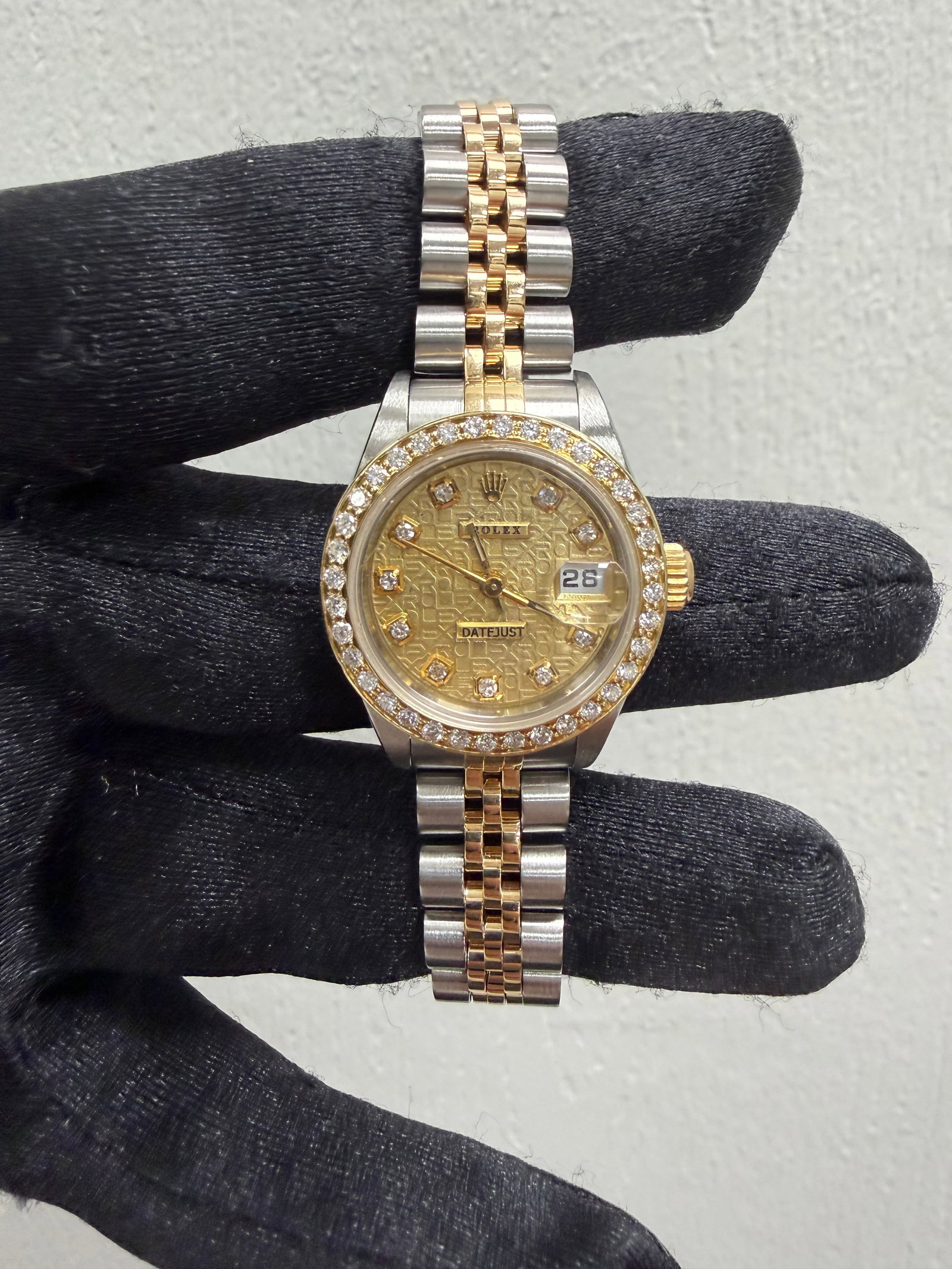 Rolex Ladies Datejust Ref 79173 Aftermarket Diamond Champagne Dial D Link Jubilee: Rolex Ladies Datejust Ref 79173 Aftermarket Diamond Champagne Dial D Link Jubilee This Rolex Datejust watch is designed for ladies and features a champagne anniversary diamond aftermarket dial. The wa