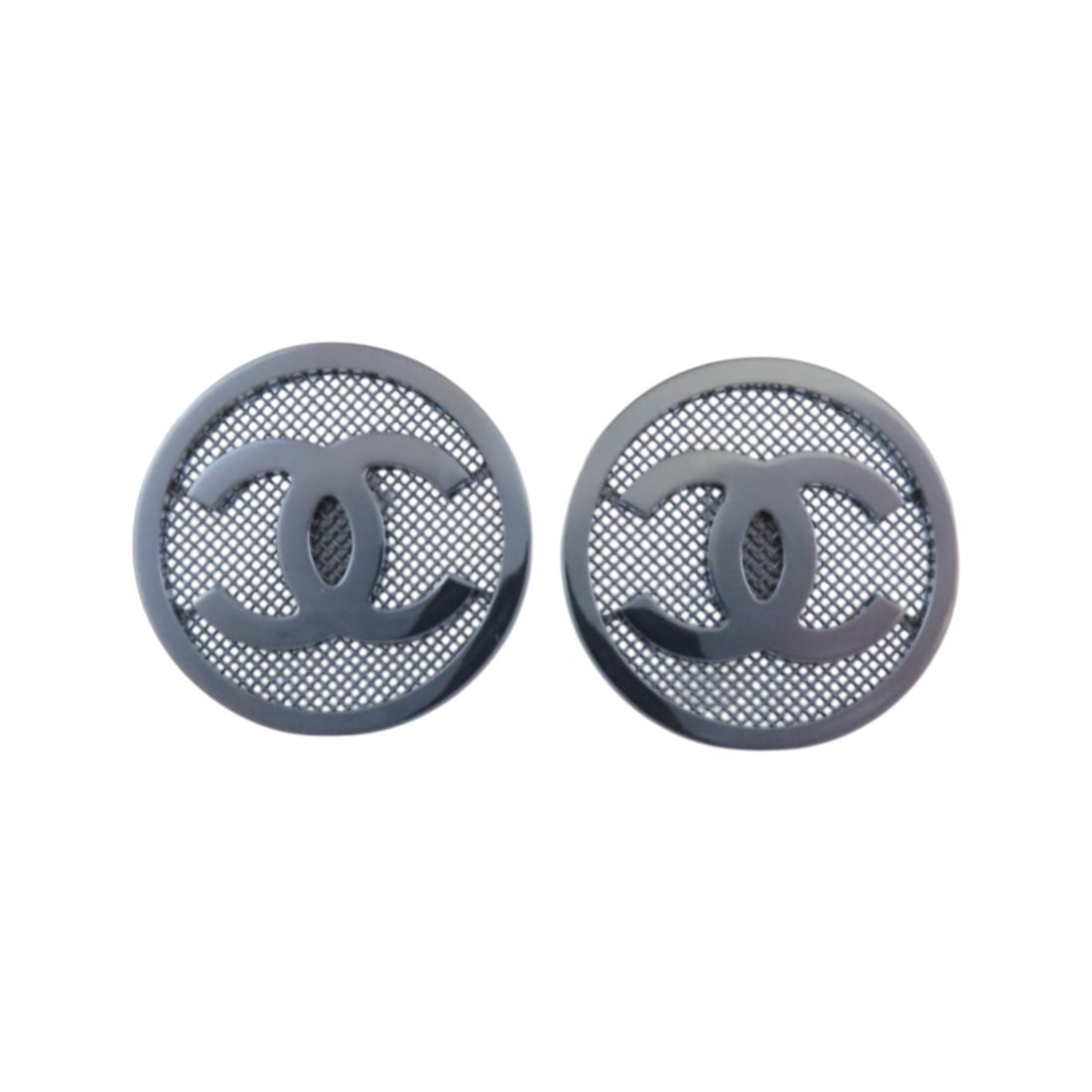 CHANEL A17 A CC Earrings Gray Metal SHW: CHANEL A17 A CC Earrings Gray Metal SHW CHANEL CC earrings in gray metal with SHW finish. The item is described as very good condition (AB) and measures 20 mm x 20 mm. Accessories are not included. Sp