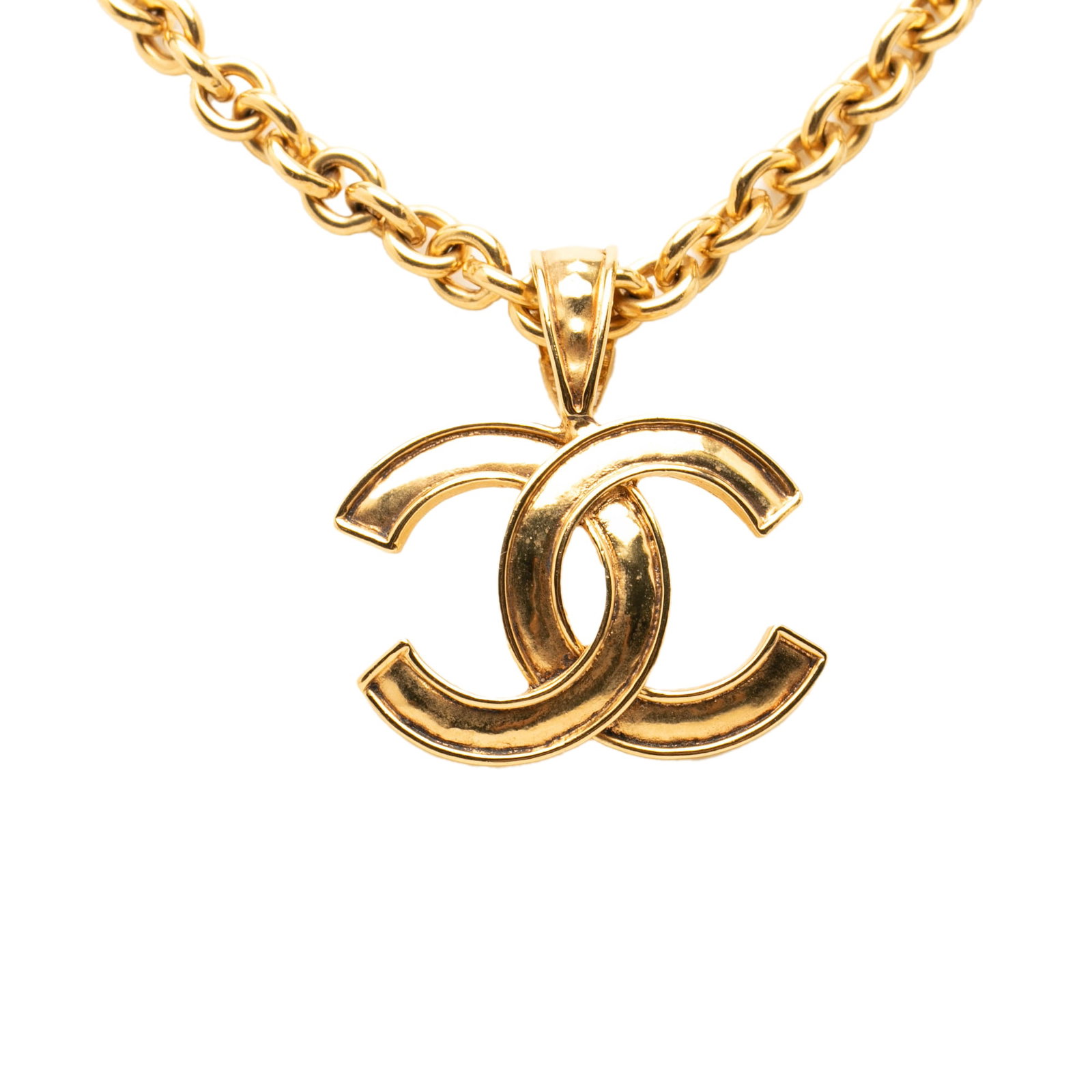 Chanel CC gold-tone pendant necklace: Chanel CC gold-tone pendant necklace This Chanel necklace features a gold-tone metal pendant with the iconic CC logo, suspended from a matching gold-tone chain. It is equipped with a spring ring closu