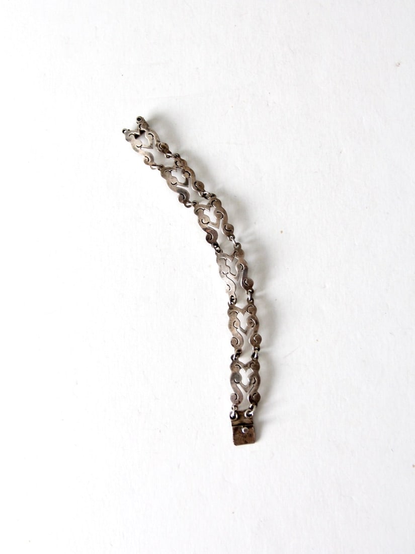 Vintage Taxco 1980s Sterling Silver Bracelet with Scroll Design: Vintage Taxco 1980s Sterling Silver Bracelet with Scroll Design This vintage Taxco Mexican sterling silver bracelet, crafted in the 1980s, features a stunning linked design adorned with intricate scro