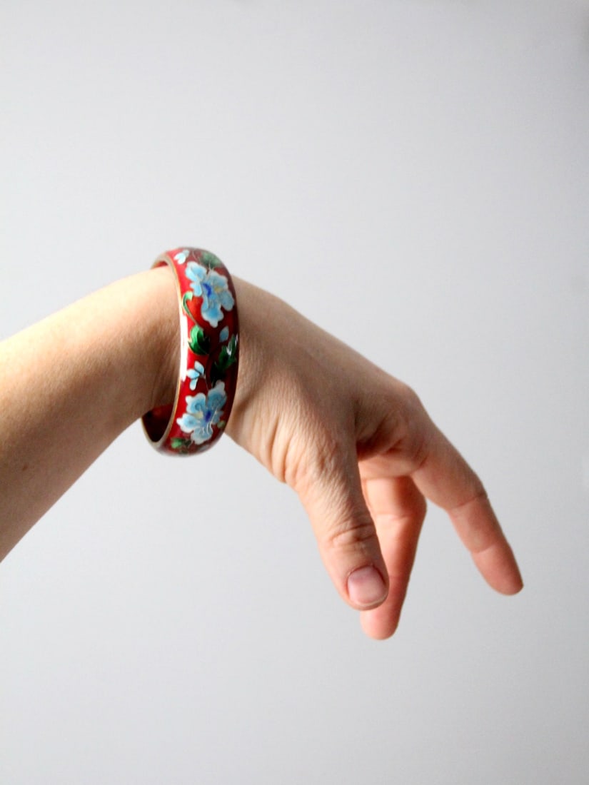 Vintage Cloisonne Bangle Bracelet Floral Design Enamel Brass: Vintage Cloisonne Bangle Bracelet Floral Design Enamel Brass This vintage cloisonne bangle is a stunning piece featuring a vibrant floral design in red, blue, and green. Crafted from enamel and brass,
