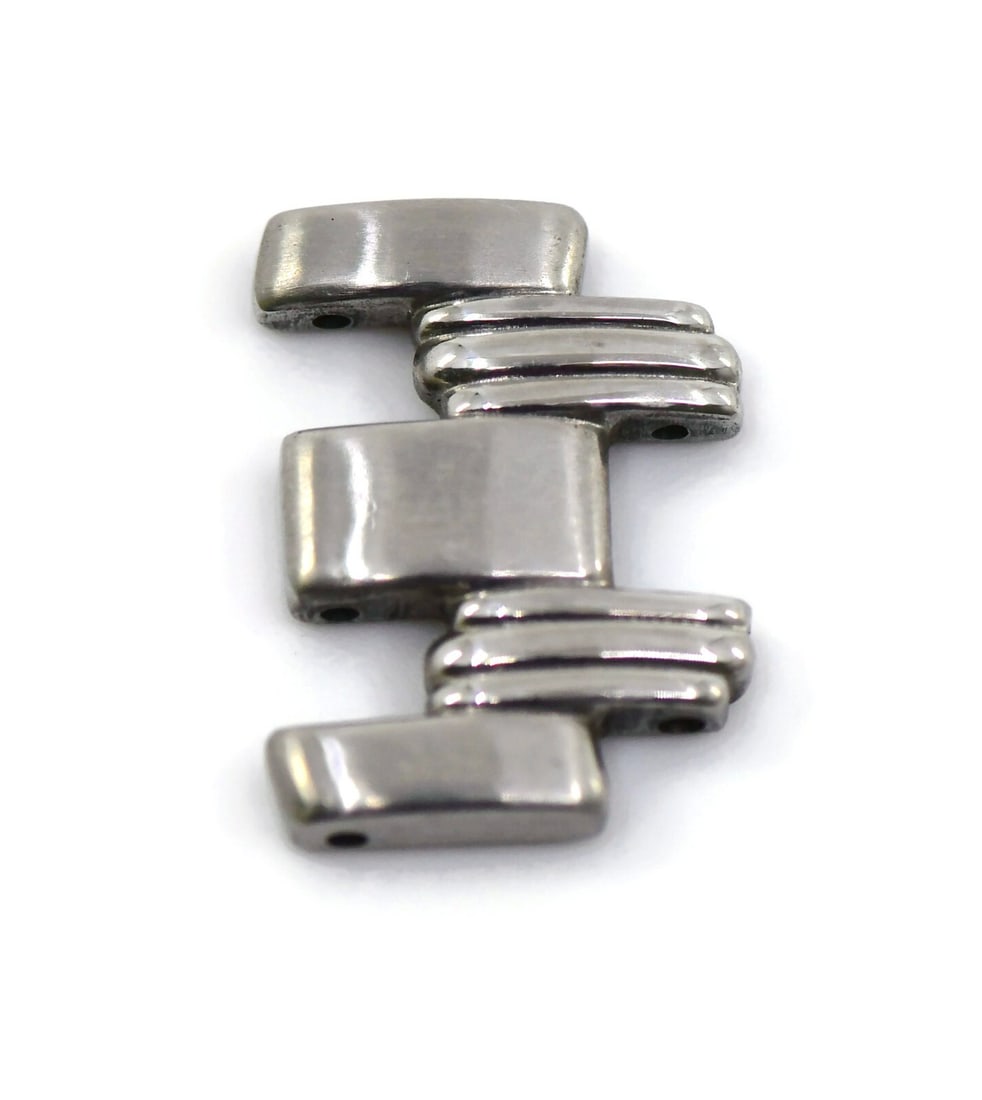 Omega Seamaster 18mm Stainless Steel Band Link Authentic: Omega Seamaster 18mm Stainless Steel Band Link Authentic Enhance your Omega Seamaster with this genuine stainless steel band link. Designed specifically for the Omega Seamaster, this 18mm link is made