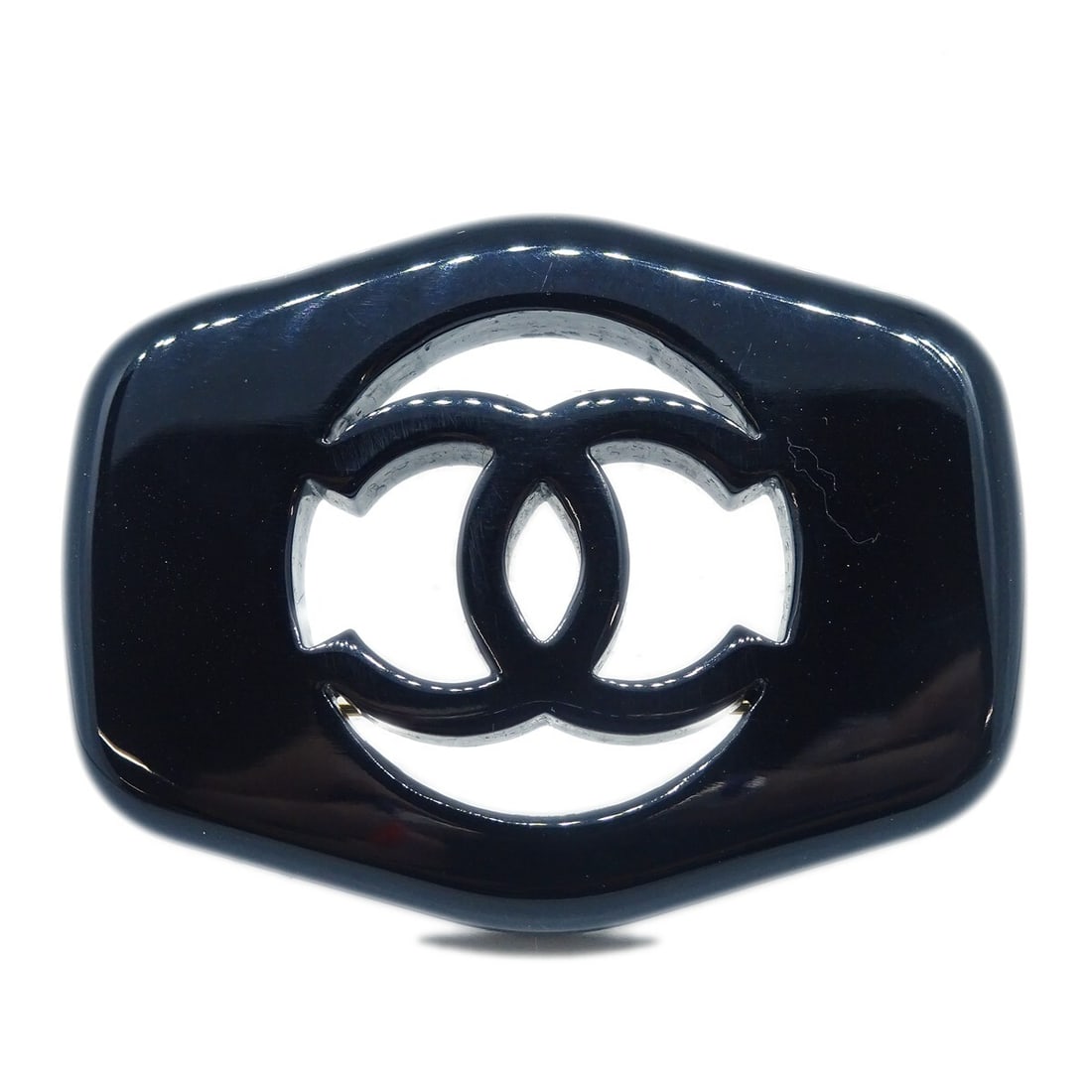 Chanel 97P Black Acrylic Gold Plated Brooch: Chanel 97P Black Acrylic Gold Plated Brooch Chanel brooch pin in black with gold-plated accents, made in France. This corsage-style brooch is marked 97P and features an acrylic and gold-plated constru