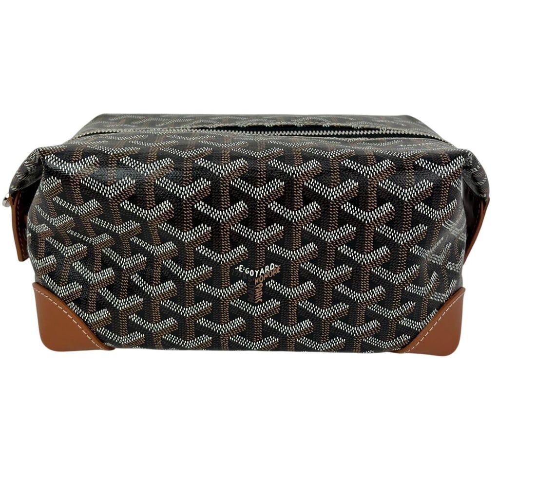 Goyard 25 Trousse de Toilette Goyardine Travel Clutch Black Canvas: Goyard 25 Trousse de Toilette Goyardine Travel Clutch Black Canvas Pre-owned Goyard Boeing 25 Trousse de toilette in black Goyardine pattern, presented as a medium rectangular clutch-style case for tr