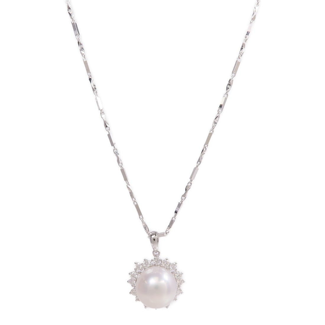 18K White Gold Pearl Diamond Necklace for Women: 18K White Gold Pearl Diamond Necklace for Women Elegant women's necklace featuring pearl and diamond accents in K18WG white gold. The piece is described as a Pearl Diamond Necklace with a very good AB