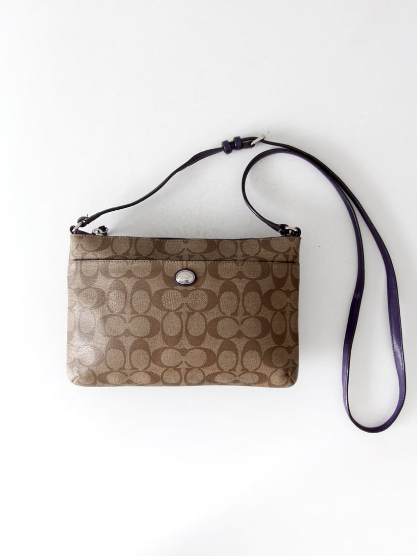 Coach Peyton Brinn Swingpack Crossbody Bag with Purple Trim: Coach Peyton Brinn Swingpack Crossbody Bag with Purple Trim Discover the Coach Peyton Crossbody Bag, a chic and functional accessory from the Peyton Collection. This stylish swingpack is crafted from 