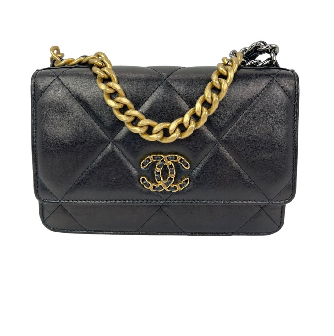 CHANEL Chanel 19 quilted lambskin wallet on chain black crossbody: CHANEL Chanel 19 quilted lambskin wallet on chain black crossbody A pre-owned Chanel 19 wallet on a chain in black, designed in a small rectangle shape with a snap closure. It features an argyle/diamo