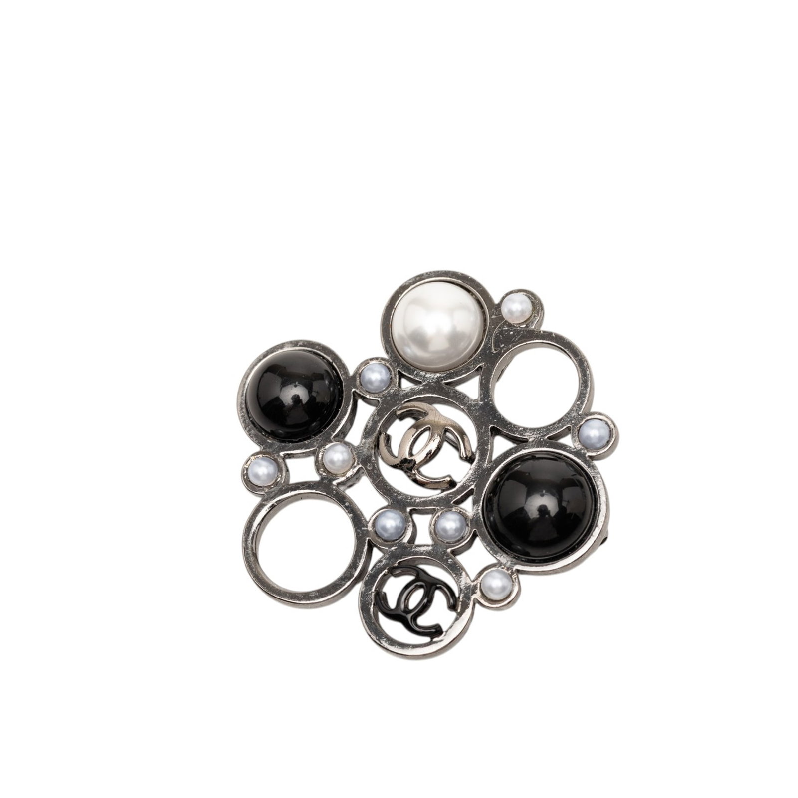 Chanel CC faux pearl brooch silver tone metal: Chanel CC faux pearl brooch silver tone metal This Chanel brooch features a silver-tone metal construction adorned with faux pearls and is designed with a secure back pin closure. The piece is categor