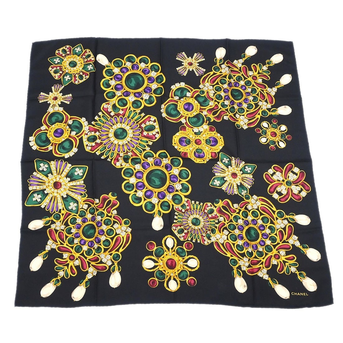Chanel Silk Scarf Black and Gold 33.5 x 33.5 Italy: Chanel Silk Scarf Black and Gold 33.5 x 33.5 Italy Elegant CHANEL scarf in black silk with gold accents. Made in Italy, this women's scarf presents in very good condition and comes without accessories