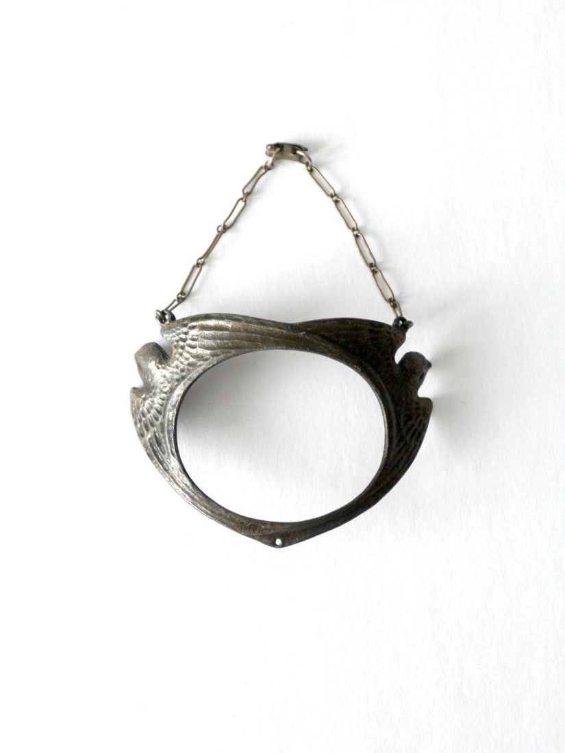 Vintage Metal Bracelet with Bird Motif and Chain Detail: Vintage Metal Bracelet with Bird Motif and Chain Detail This vintage metal bracelet showcases intricate bird motifs complemented by a stylish chain detail. Its versatile design allows for various wear