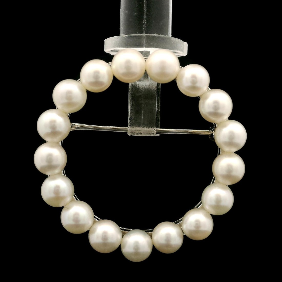 Vintage White Gold Circle Wreath Brooch with Round Pearls: Vintage White Gold Circle Wreath Brooch with Round Pearls This exquisite vintage brooch features a stunning circle wreath design adorned with genuine cultured round pearls. Crafted from 13k-14k white 