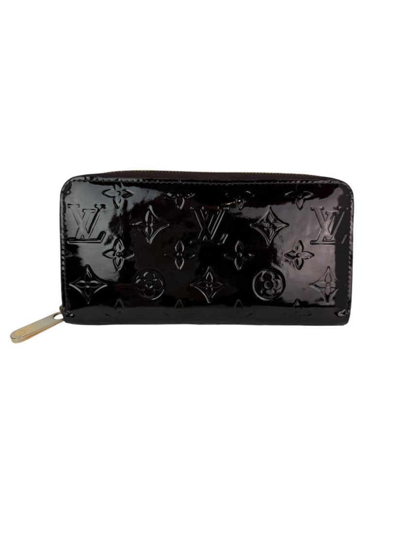 Louis Vuitton Burgundy Vernis Patent Leather Zip-Around Wallet Clutch: Louis Vuitton Burgundy Vernis Patent Leather Zip-Around Wallet Clutch Elevate your accessory collection with this pre-owned Louis Vuitton Zippy Wallet Clutch, an exquisite blend of functionality and l