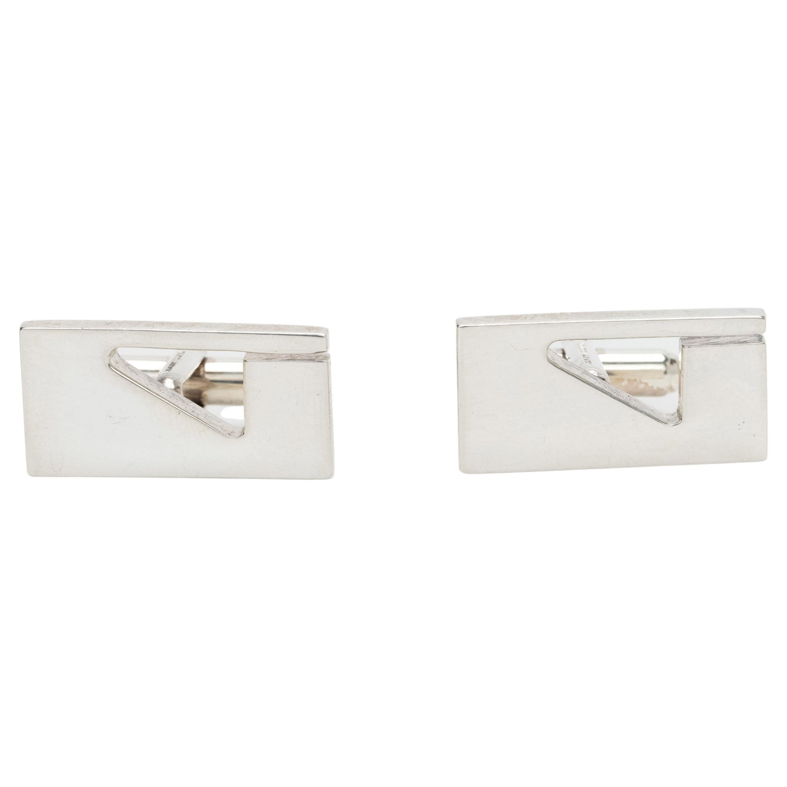 Gucci Sterling Silver Logo Cufflinks 1 x 0.5 in 2010: Gucci Sterling Silver Logo Cufflinks 1 x 0.5 in 2010 Enhance your accessory collection with these stunning Gucci rectangular logo cufflinks crafted from premium sterling silver. These cufflinks featur