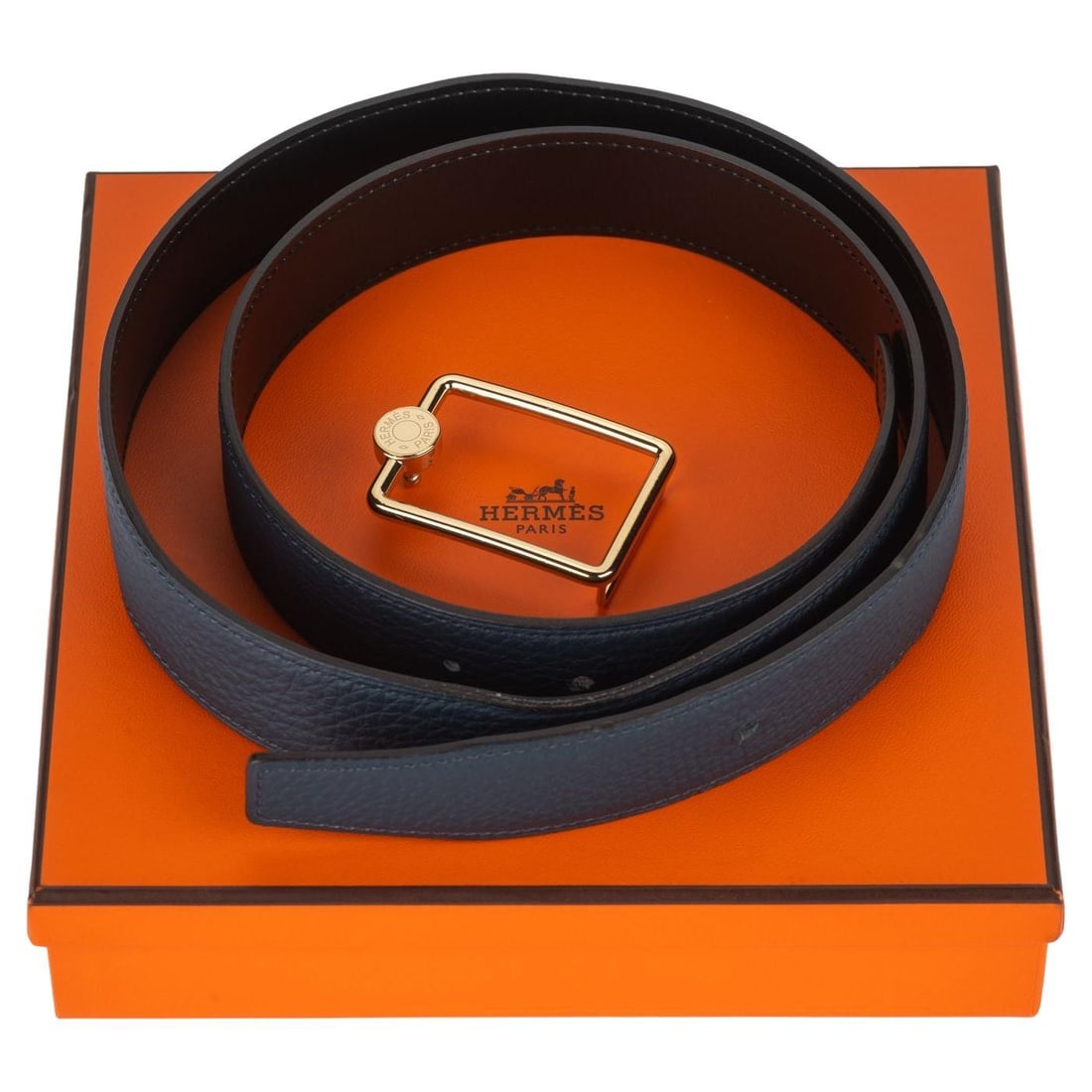 Hermes reversible leather belt black dark blue with box: Hermes reversible leather belt black dark blue with box Hermes reversible leather belt in black and dark blue with a gold belt clasp. A versatile, classic accessory that comes with the original dustco
