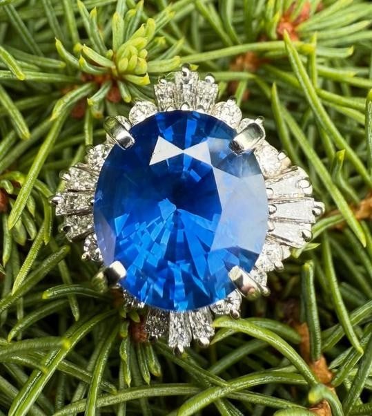 GIA Certified 5.93ct Royal Blue Sapphire Diamond Ring in Platinum: GIA Certified 5.93ct Royal Blue Sapphire Diamond Ring in Platinum This stunning Platinum GIA Graded Ring features a 5.33ct natural oval royal blue sapphire, known for its true royal blue color and Cey