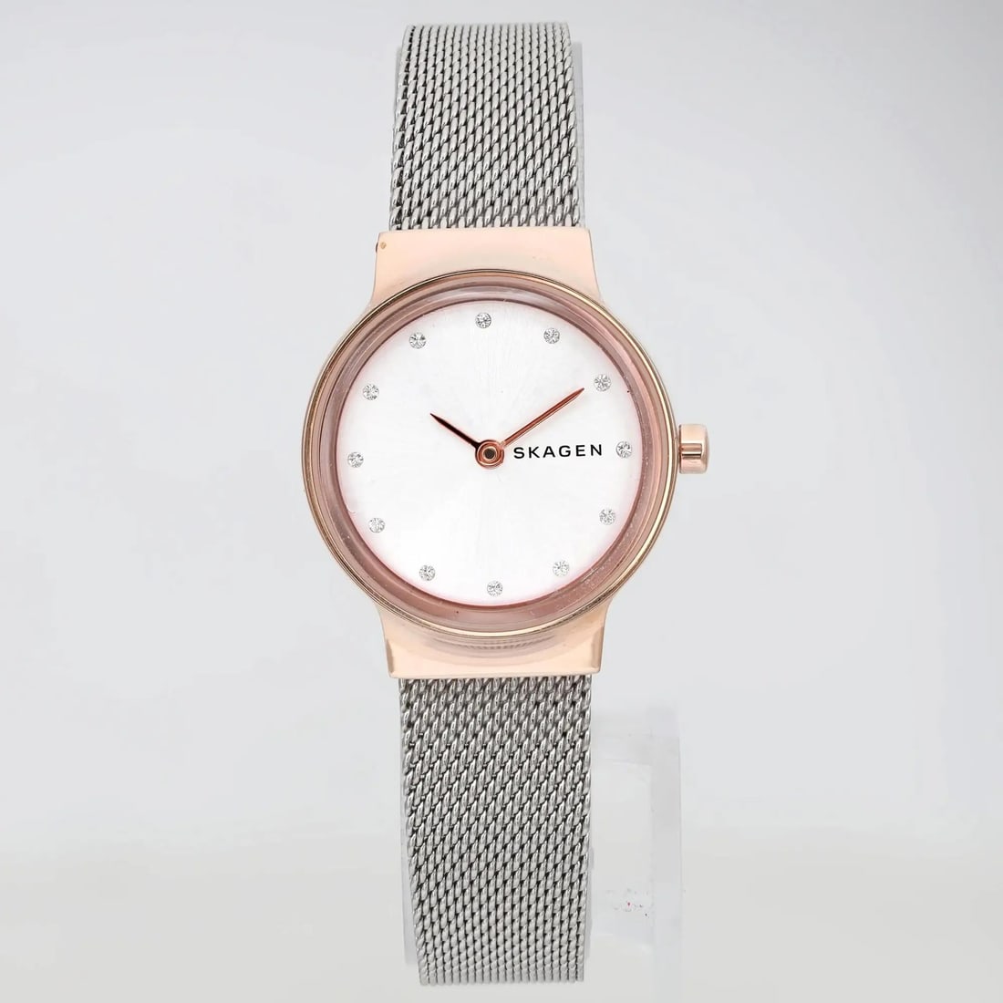 Skagen Freja 26mm Quartz Watch Silver Dial Rose Gold Bezel: Skagen Freja 26mm Quartz Watch Silver Dial Rose Gold Bezel Introducing the Skagen Freja Ladies Quartz Watch, a perfect blend of elegance and functionality. This wristwatch features a stylish silver di