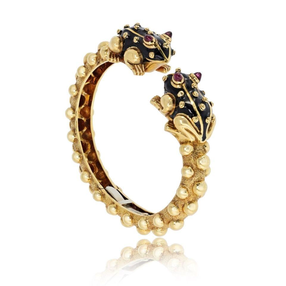 David Webb Frog Bangle Bracelet in 18K Yellow Gold: David Webb Frog Bangle Bracelet in 18K Yellow Gold Pre-owned David Webb bangle bracelet in 18K yellow gold with a frog style design. Specifications Brand: David Webb Item Type: Bangle Bracelet Style: 
