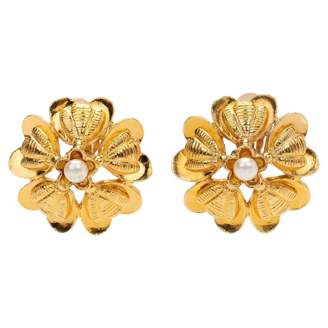 Chanel Vintage Pearl Flower Clip On Earrings: Chanel Vintage Pearl Flower Clip On Earrings Vintage Chanel clip-on earrings designed as golden flowers with a pearl center. These earrings date to 1980 and are presented in excellent condition. Speci