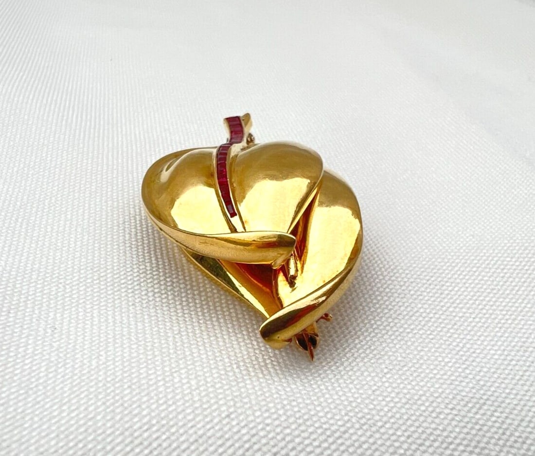 Boucheron 1950s 18K Yellow Gold Ruby Flower Brooch: Boucheron 1950s 18K Yellow Gold Ruby Flower Brooch This exquisite 1950's French brooch by Boucheron showcases a stunning design crafted from 18K yellow gold. Adorned with removable Berme rubies on its