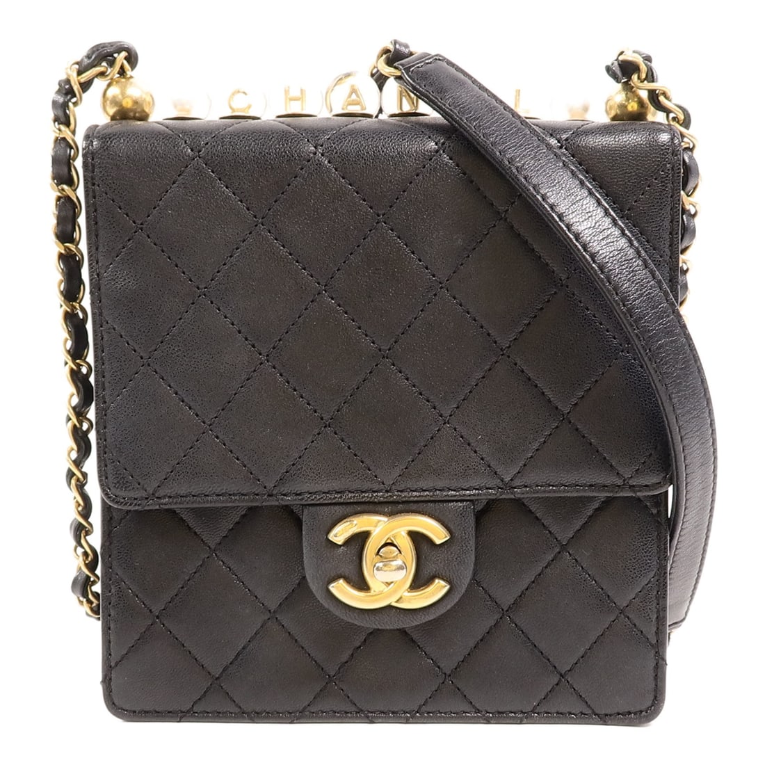 CHANEL AS0584 Matelasse Shoulder Bag Black Calfskin Pearl Chain CC GHW: CHANEL AS0584 Matelasse Shoulder Bag Black Calfskin Pearl Chain CC GHW CHANEL shoulder bag in black calfskin (cowhide) with a matelasse pearl chain and CC turn-lock closure. It is a women's regular-si