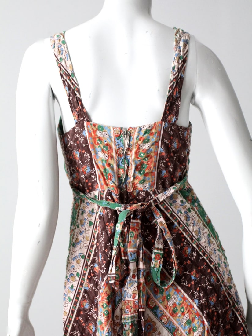 1970s Vintage Boho Floral Cotton Dress with Sweetheart Neckline: 1970s Vintage Boho Floral Cotton Dress with Sweetheart Neckline Embrace the charm of the 1970s with this vintage boho floral dress. Crafted from soft cotton, this sleeveless dress showcases a vibrant 