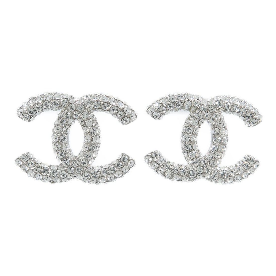 CHANEL CC Metal Earrings Silver Tone with Storage Box: CHANEL CC Metal Earrings Silver Tone with Storage Box CHANEL CC earrings in silver metal, presented in very good AB condition. The listing includes the storage box and notes the date code B21C. Size i