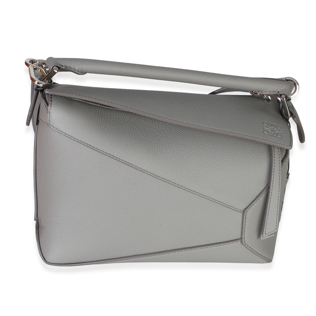 Loewe Small Edge Puzzle Bag Light Gray Grained Calfskin: Loewe Small Edge Puzzle Bag Light Gray Grained Calfskin Pre-owned Loewe Small Puzzle Edge bag in light gray grained calfskin with a structured silhouette. This unisex design features a zip-top closure