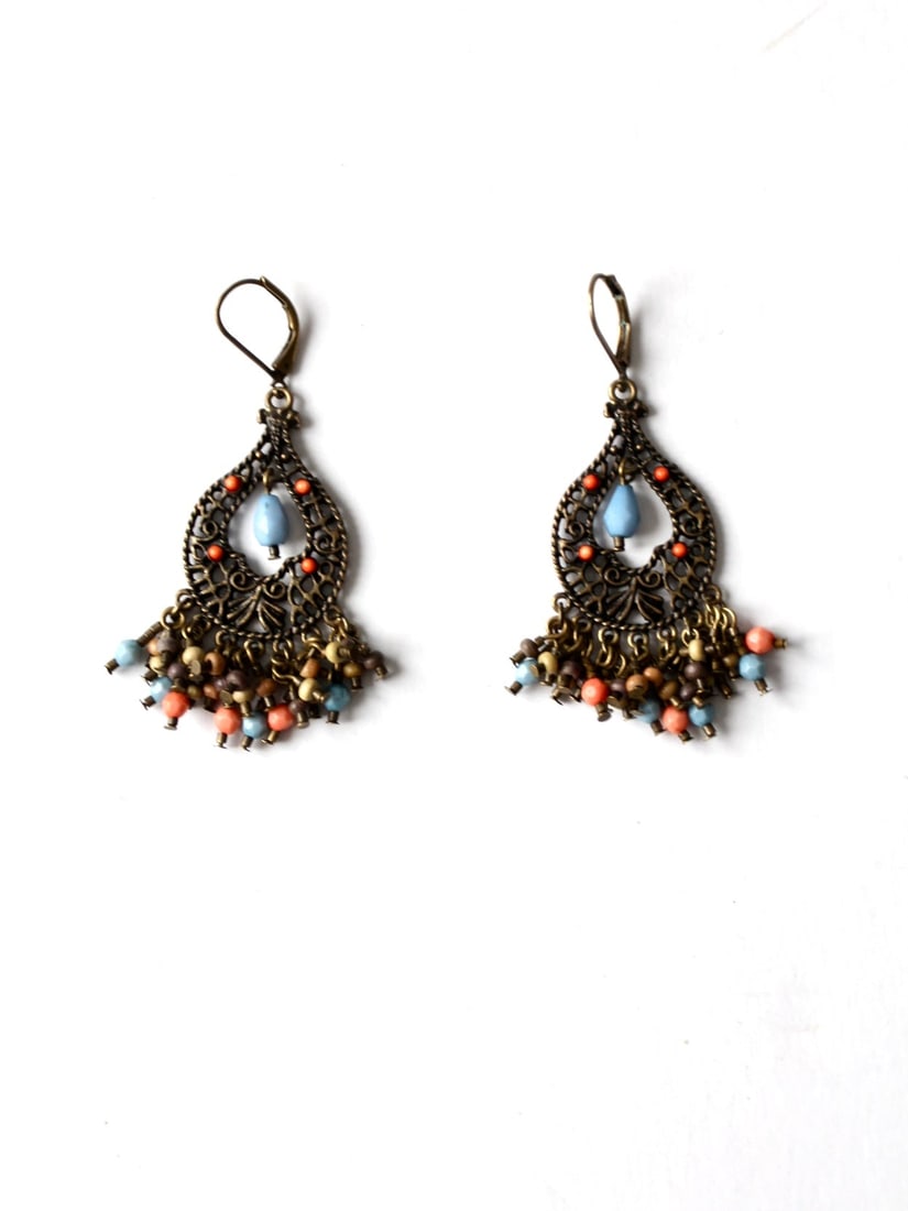 Vintage Brass Tone Filigree Drop Earrings with Blue and Orange Beads: Vintage Brass Tone Filigree Drop Earrings with Blue and Orange Beads Discover the charm of these vintage filigree beaded drop earrings. Crafted in a dynamic brass tone, these boho-style earrings featu