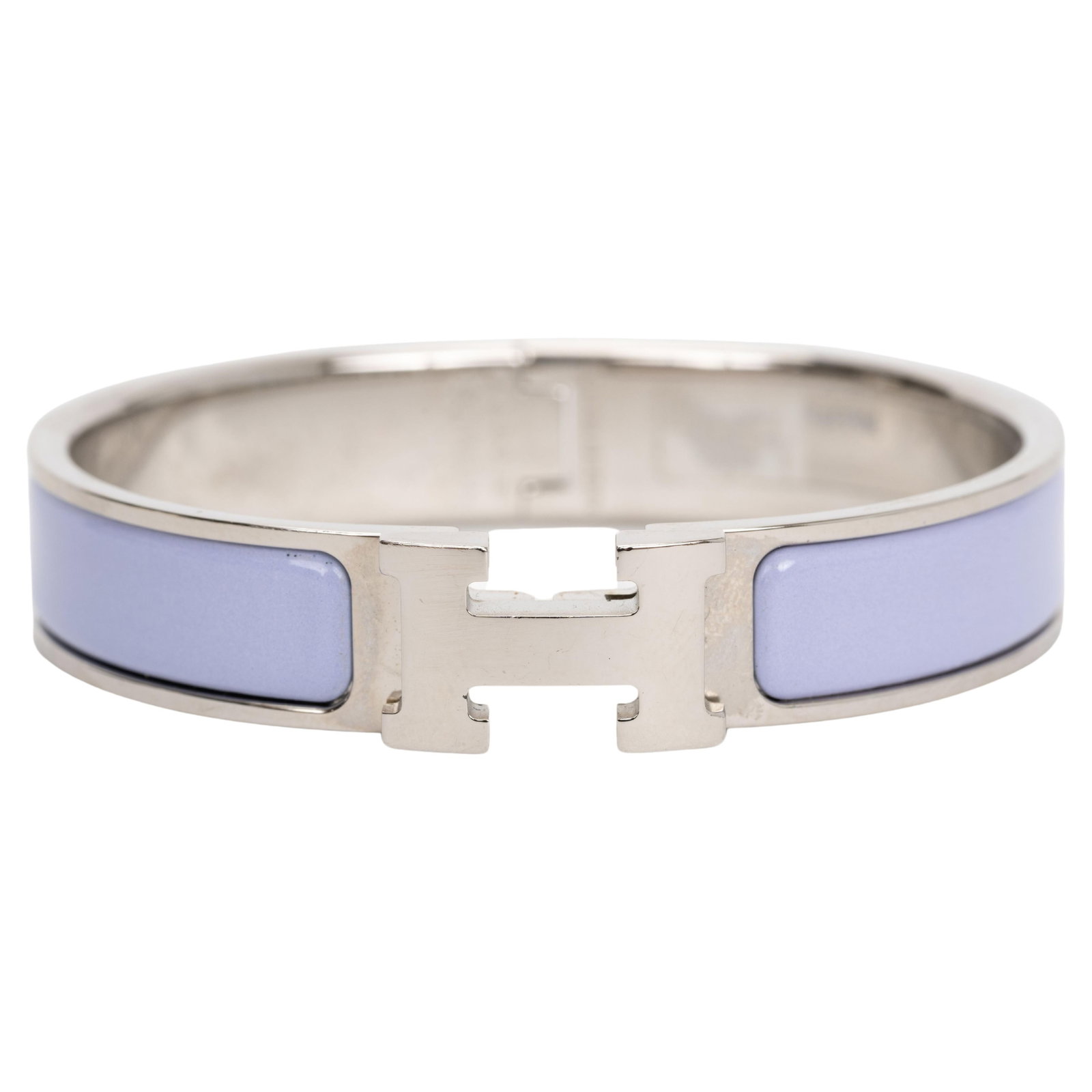 Hermes Clic Clac H Bracelet Lilac Enamel Palladium 2023: Hermes Clic Clac H Bracelet Lilac Enamel Palladium 2023 This exquisite Hermes Clic Clac H bracelet features a charming lilac enamel design complemented by palladium-plated hardware. Crafted in France,