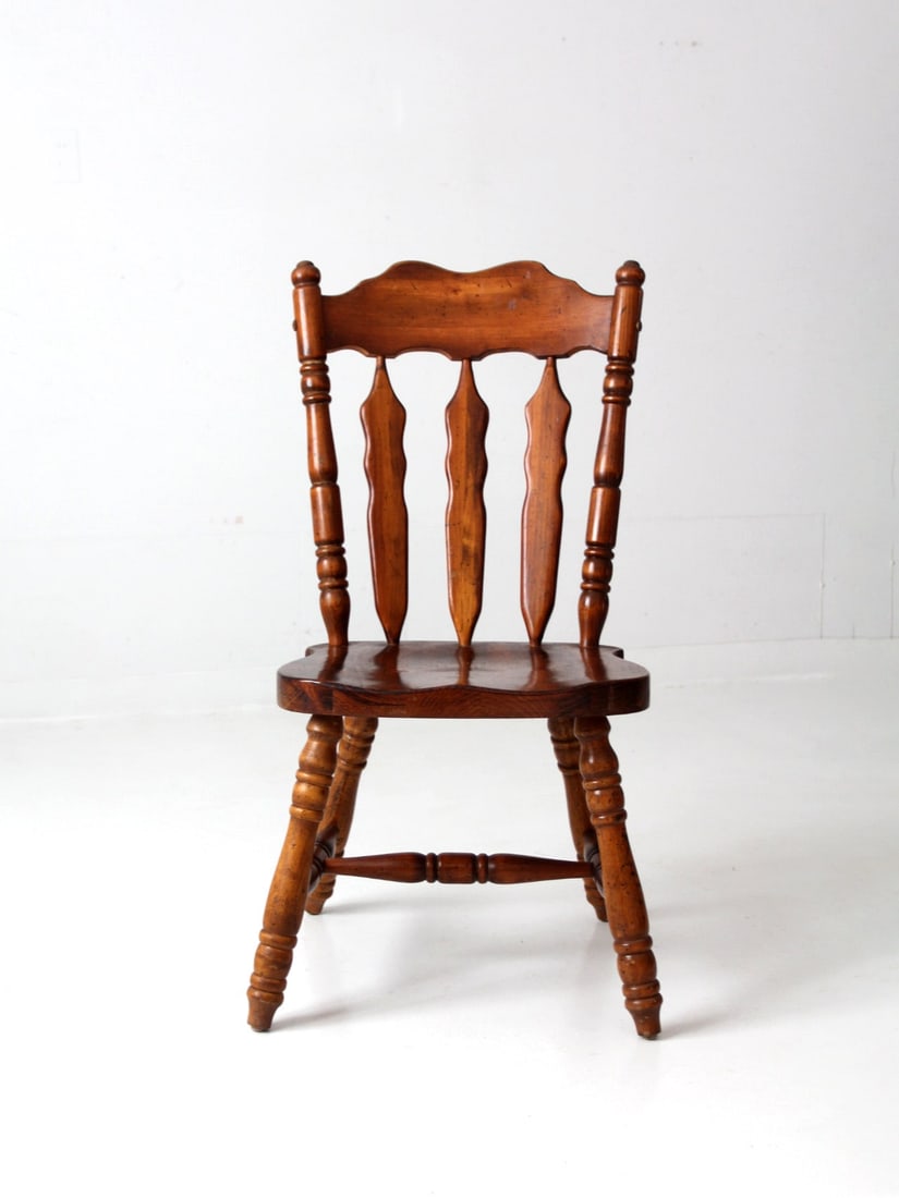 Vintage Mid-Century Lodge Windsor Dining Chair with Curvy Splat Back: Vintage Mid-Century Lodge Windsor Dining Chair with Curvy Splat Back This vintage Mid-Century Lodge Dining Chair showcases a classic Windsor style, characterized by its rustic charm and turned legs. T