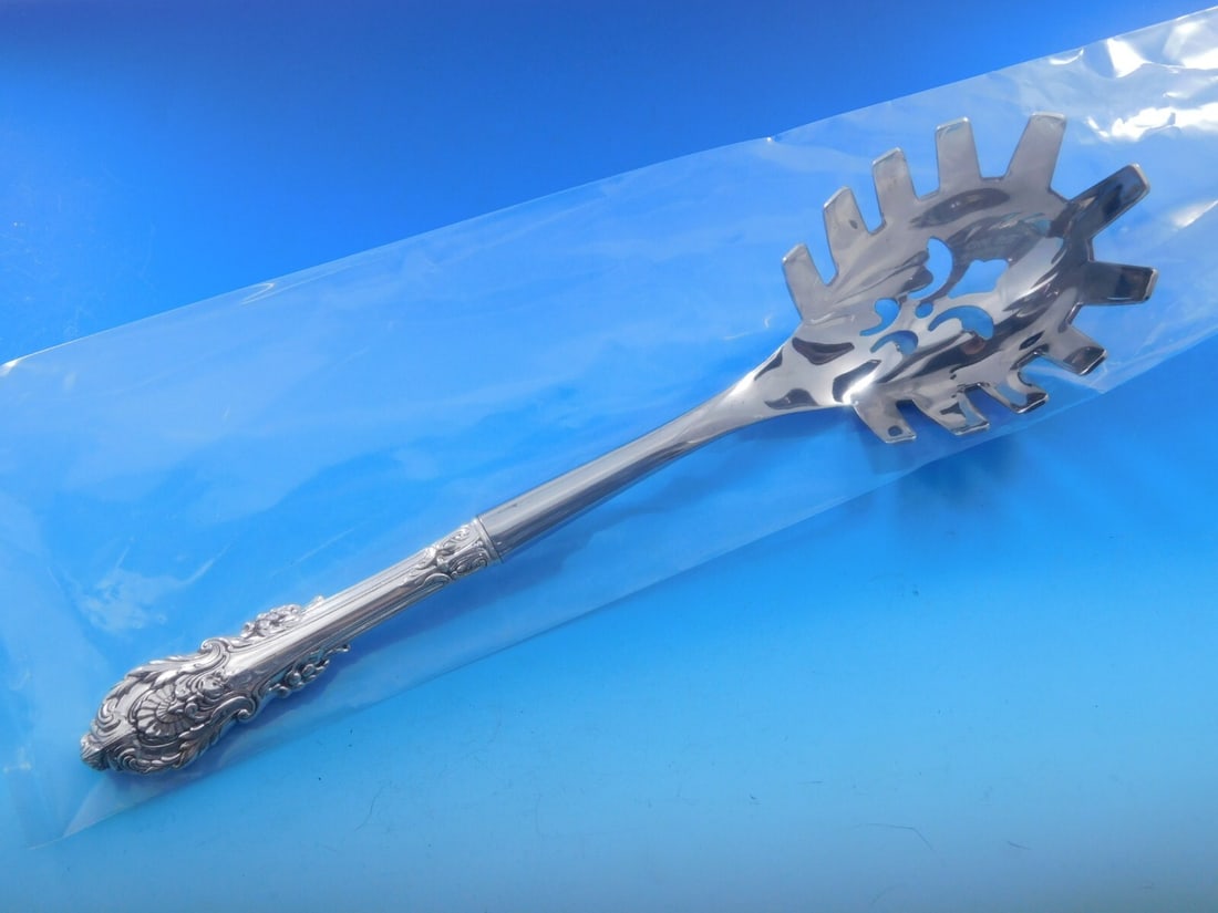 Wallace Sir Christopher Sterling Silver Pasta Server 10 1/2 Custom: Wallace Sir Christopher Sterling Silver Pasta Server 10 1/2 Custom This exquisite pasta server is crafted from sterling silver with a hollow handle, featuring a stainless steel implement. It belongs t