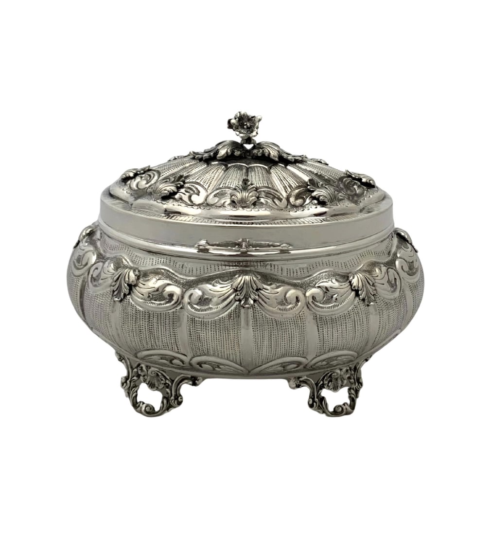 Handmade 925 Sterling Silver Floral Leaf Esrog Box 5.5": Handmade 925 Sterling Silver Floral Leaf Esrog Box 5.5" This exquisite Esrog Box is crafted from fine 925 sterling silver, showcasing intricate handmade floral leaf applique designs. The box features 
