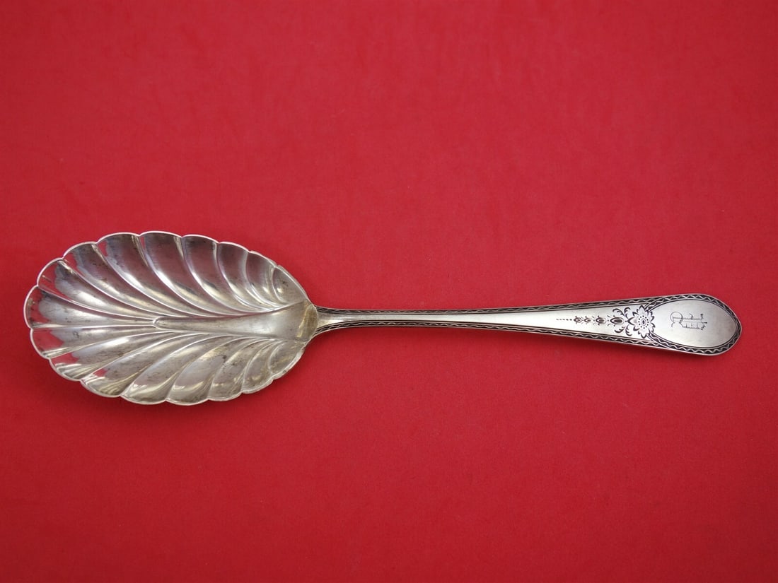 Lunt Early American Engraved Sterling Silver Berry Spoon 9" Shell Design: Lunt Early American Engraved Sterling Silver Berry Spoon 9" Shell Design This exquisite Early American Engraved Berry Spoon by Lunt showcases a beautiful shell-shaped bowl, measuring 9 inches in lengt