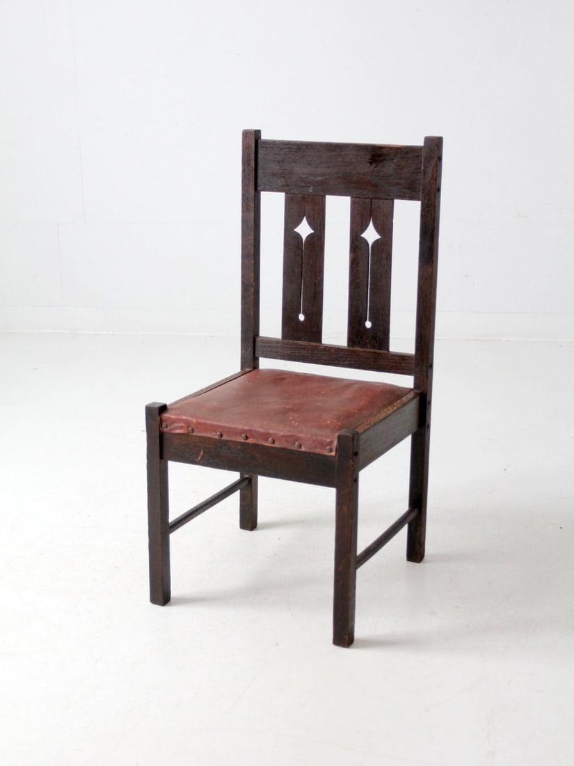 Vintage Antique Mission Style Chair Arts and Crafts Movement: Vintage Antique Mission Style Chair Arts and Crafts Movement This Antique Mission Style Chair embodies the essence of the Arts and Crafts movement, showcasing a beautifully crafted slat back adorned w