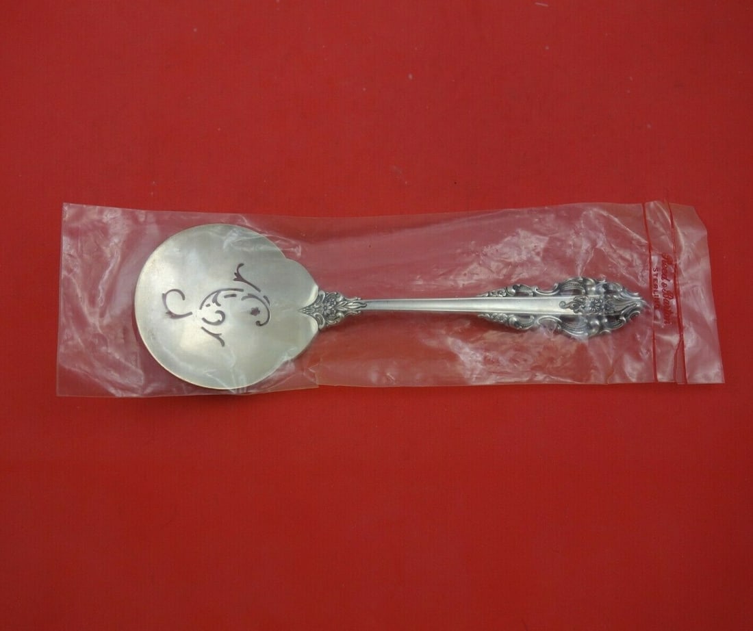 Reed and Barton El Greco Sterling Silver Tomato Server 8 1/8 Inch: Reed and Barton El Greco Sterling Silver Tomato Server 8 1/8 Inch Introducing the El Greco Tomato Server by Reed and Barton, a stunning piece crafted from sterling silver. This server, measuring 8 1/8