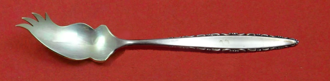 Lunt Lace Point Sterling Silver Custom Pate Knife 6.25 inches: Lunt Lace Point Sterling Silver Custom Pate Knife 6.25 inches Introducing the exquisite Lace Point Pate Knife by Lunt, crafted from high-quality sterling silver. This custom-made piece measures 6 1/4"