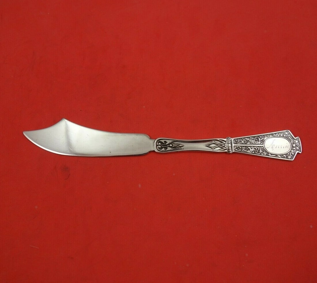 Seymour Duchess Sterling Silver Master Butter Knife Flat Handle 6 7/8 Heirloom: Seymour Duchess Sterling Silver Master Butter Knife Flat Handle 6 7/8 Heirloom Sterling silver master butter knife in the Duchess pattern by Seymour. It features a flat handle, measures 6 7/8 inches, 