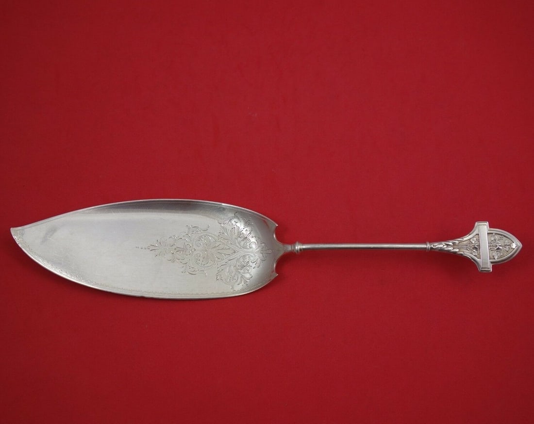 Gorham Ivy Sterling Silver Fish Server 11 7/8 Engraved Blade: Gorham Ivy Sterling Silver Fish Server 11 7/8 Engraved Blade Introducing the Ivy by Gorham Fish Server, a beautifully crafted piece in sterling silver that measures 11 7/8 inches. This fish server fea